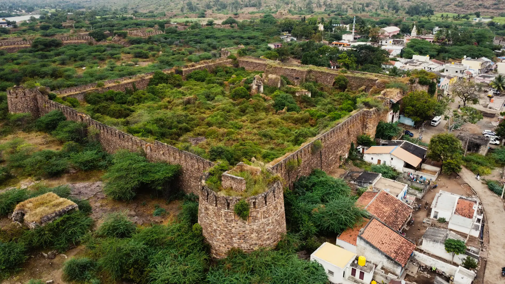 The overgrown curtain walls and bastion of the fort at Halasi